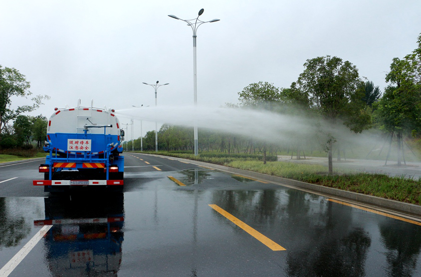 15方東風(fēng)霧炮灑水車(chē)頂噴功能演示